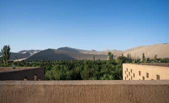 Dunhuang Yinshanji Homestay (Mingsha Mountain and Crescent Moon Spring Scenic Area)