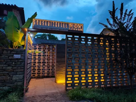 Mengzi Fanjian Humanities and Art Hotel (Bisezhai Branch) Отели в г. Мэнцзы