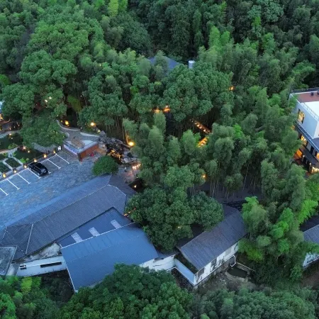 Lushan Junzhu Yalu Homestay (Eastern Forest Big Buddha Shop of Lushan Scenic Area)