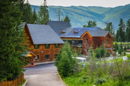 Wohu · Guanxue Mountain · Kanas Lake Panoramic Homestay (Kanas Lake Branch) Отели рядом с достопримечательностью «Genghis Khan Point Sets»