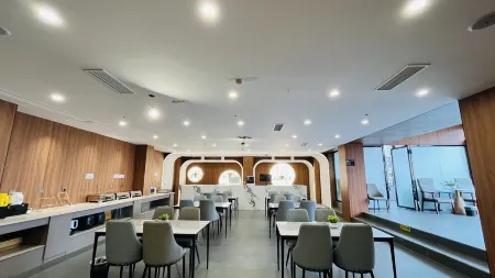 Xingwei Hotel (Leshan Jiaxing Road Food Street)