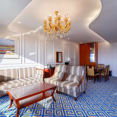 GoldOne Hotel & Suites Отели рядом с достопримечательностью «Парк развлечений Seri World»