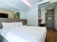 Easy Planet Bangkok Surawong Các khách sạn gần Ga MRT Sam Yan