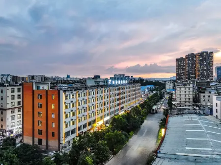 Kunming Mingyu Licheng Hotel (Shijicheng Dadu Branch) Отели рядом с достопримечательностью «Kunming University»