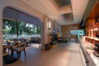 Lijiang Moon View · Quiet Holiday Lakeside Hotel (Guilin Two Rivers & Four Lakes Area) - sarapan