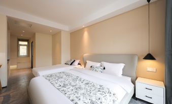 Romantic Xuejun Hotel