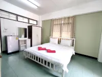 Jaroonwej Bangsaen Hotels near Burapha University