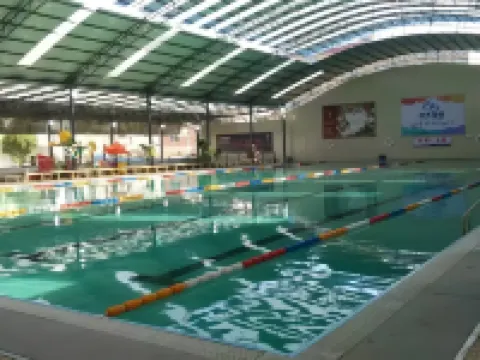 โรงแรมบ่อน้ำพุร้อนชวน รุ่ยลี่ โรงแรมในรุ่ยลี่