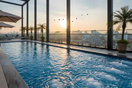 MAY DE VILLE Lakeside Hotel