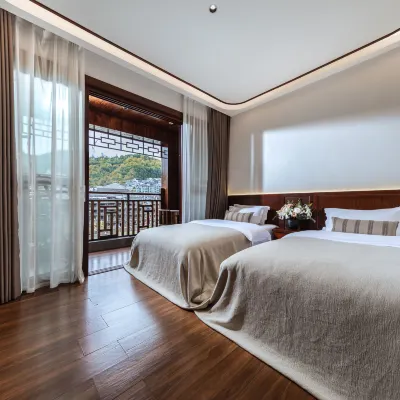 Fenghuang Ancient City · Jiangshang Xingmian Haven | 180° View Aesthetic Stay (Nanhua Bridge) Hotel dekat Fenghuang Bridge