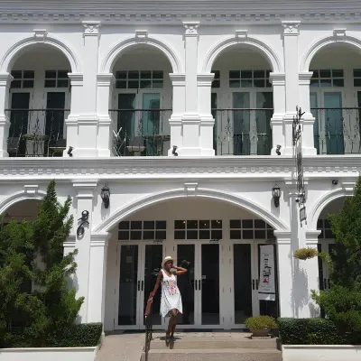 Casa Blanca Boutique Hotel Hotel dekat Terminal Bus Phuket