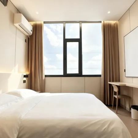 Xingyun B&B Hotel (Longmen High-speed Railway Station Baolong Plaza)