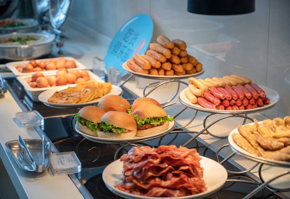 2. 홀리데이 인 익..