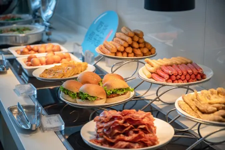 Holiday Inn Express Qingdao West Coast Golden Beach Отели рядом с достопримечательностью «Tangdao Bay Coastal Park»