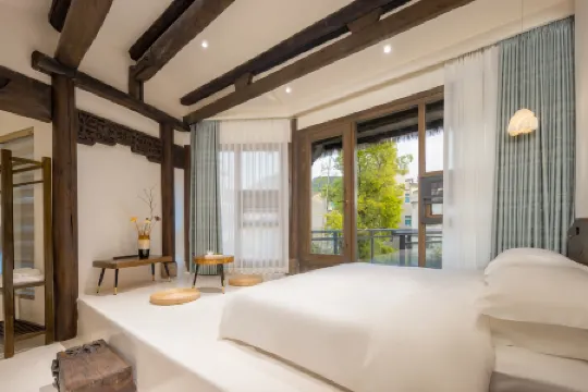 Floral Lux Hotel· Hengdian Xindi Hotel(Film and Television City Qinwang Palace Dream Valley Branch)