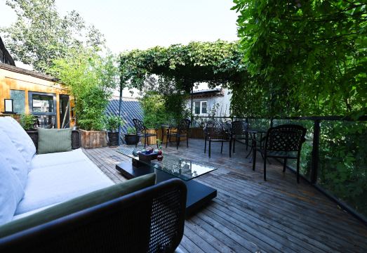 호텔의 평화로운 안뜰 정경