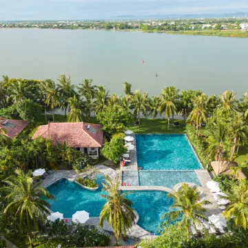 Vinh Hung Riverside Resort & Spa Отели рядом с достопримечательностью «Japanese Covered Bridge»