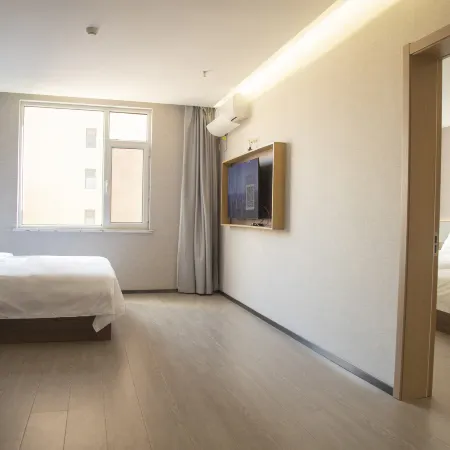 IU Hotel (Lvliang Dawu Airport Lvliang Normal University)