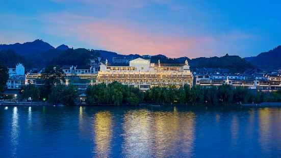 Jiulong Yipin Hotel (Zhenyuan Ancient City New Bridge)