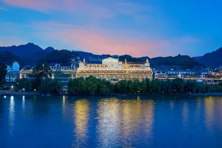 Jiulong Yipin Hotel (Zhenyuan Ancient City New Bridge) Отели рядом с достопримечательностью «Zhusheng Bridge»
