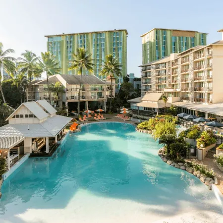 Novotel Cairns Oasis Resort Отели рядом с достопримечательностью «Graft "N" Arts»
