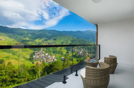 논의 파노라마 전망을 즐기세요 (룽성 룽지 계단식논 지점)