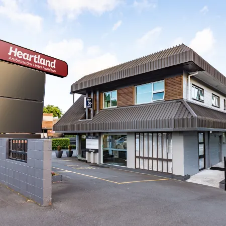 Heartland Ambassador Hotel Hamilton Отели рядом с достопримечательностью «Реформед Черч оф Гамильтон»