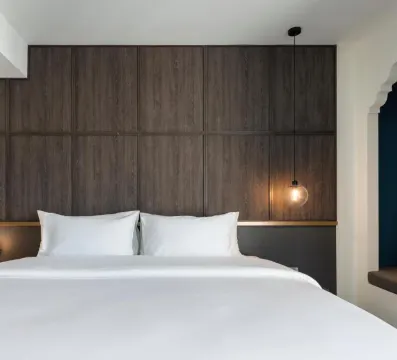 ห้องดีลักซ์ เตียงเดียว วิวสระว่ายน้ำ