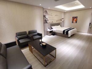 Qinhe Hot Spring Hotel (Kunming Old Street Nanping Pedestrian Street)