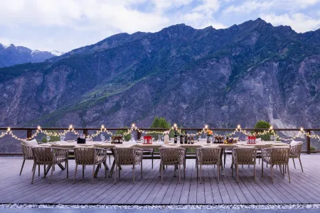 Dusk Mountain Reflecting Snow Private Hot Spring Courtyard