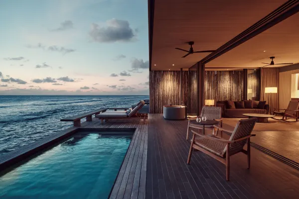 따뜻한 질감의 목재와 통유리가 조화를 이룬 워터 빌라 침실