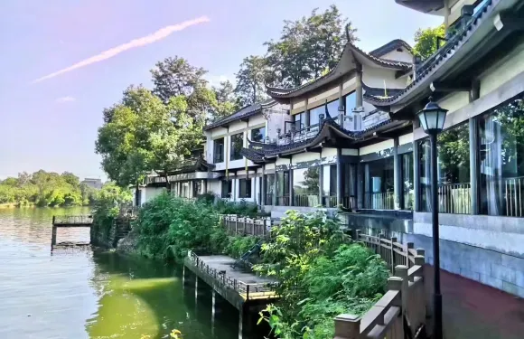 三岔湖花島酒店