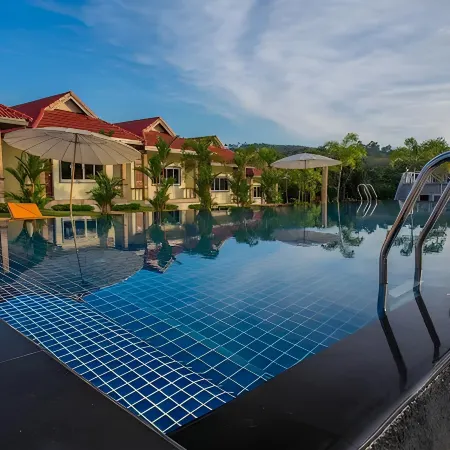 Phuket Airport Villa Отели рядом с достопримечательностью «Пляж Наитхон»