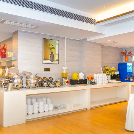 Nanning Jinshuiwan International Hotel ( Nanhu Park Macun Subway Station)