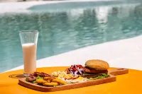 Blue Bird Guesthouse (Riyue Bay Food Court)