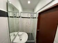 Switz Paradise Hotel - 5 Minute Walk to Centre Point and 10 Minute Walk to Waterfront- Hotels in 