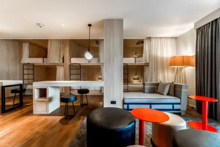 Radisson RED Phuket Patong Beach Отели рядом с достопримечательностью «Tha Rua Shrine»