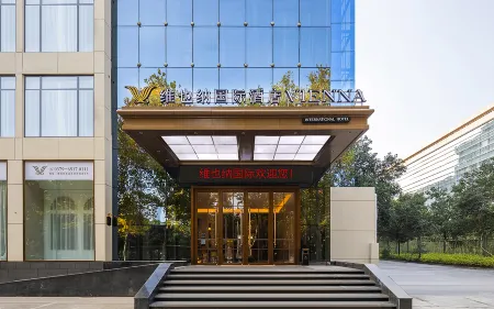 Vienna International Hotel Luoyang Longmen High-Speed Rail Municipal Government Отели рядом с достопримечательностью «Luoyang New District Gymnasium»