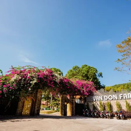 Bai Tu Long Mountain Resort Отели рядом с достопримечательностью «Bai Tu Long Bay»