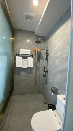 Linxia Weiai Theme Hotel Отели рядом с достопримечательностью «Linxia Fenghuang Shan Mudan Base»