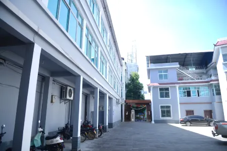 Jinyuan Hotel Отели рядом с достопримечательностью «Longchuan Gymnasium»