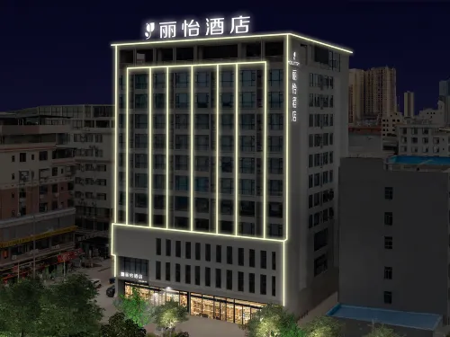 Country Inn & Suites by Radisson（Guigang Pingnan Donghu Commercial Pedestrian Street Store） - Parking