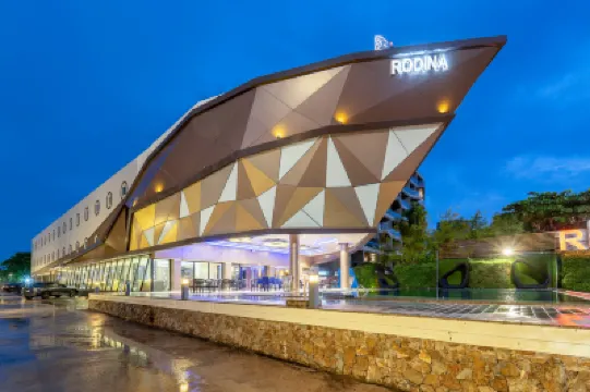 Rodina Beach Hotel Hotels near Pattaya Floating Market
