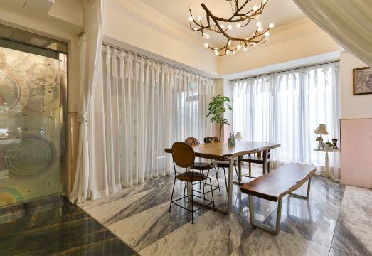 2월호텔 김해점의 조식 장소 또는 수영장