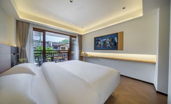 Jinyangge Light Luxury Hotel (Fenghuang Ancient Town Hongqiao)