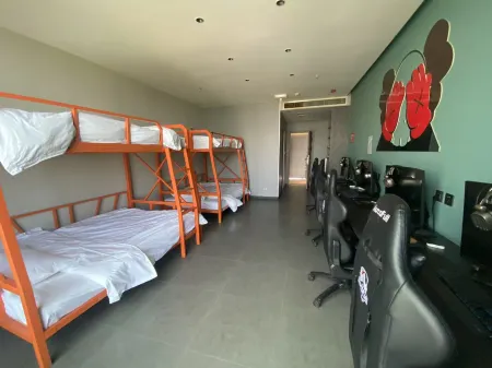 Shihezi Baoxiong E-Sports Hotel Отели рядом с достопримечательностью «China Jade Garden»