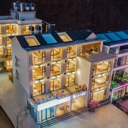 Yunshang Four Seasons Hotel (Laojunshan Scenic Area Zhongling Cableway Branch)