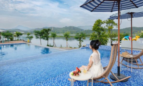 Yiyi Pushé · Lakeside Starry Sky Swimming Pool Vacation Apartment