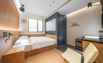 Captain No.5 Youth Hotel (Donghua University Yan'an West Road Subway Station)