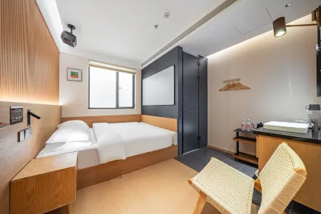 Captain No.5 Youth Hotel (Donghua University Yan'an West Road Subway Station) Отели рядом с достопримечательностью «Donghua University(Yanan Road Campus)»